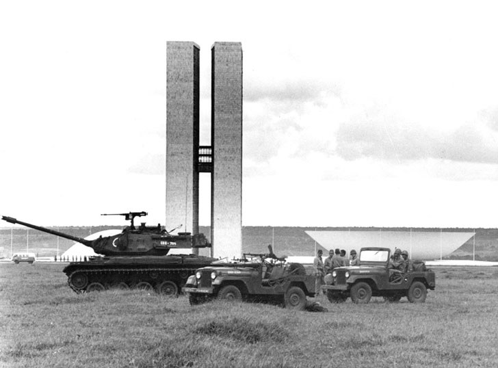 Tanques do Exército junto ao Congresso Nacional, em Brasília, durante o golpe de 1964.